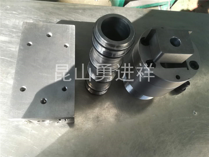 什么是塑料擠出模具?
